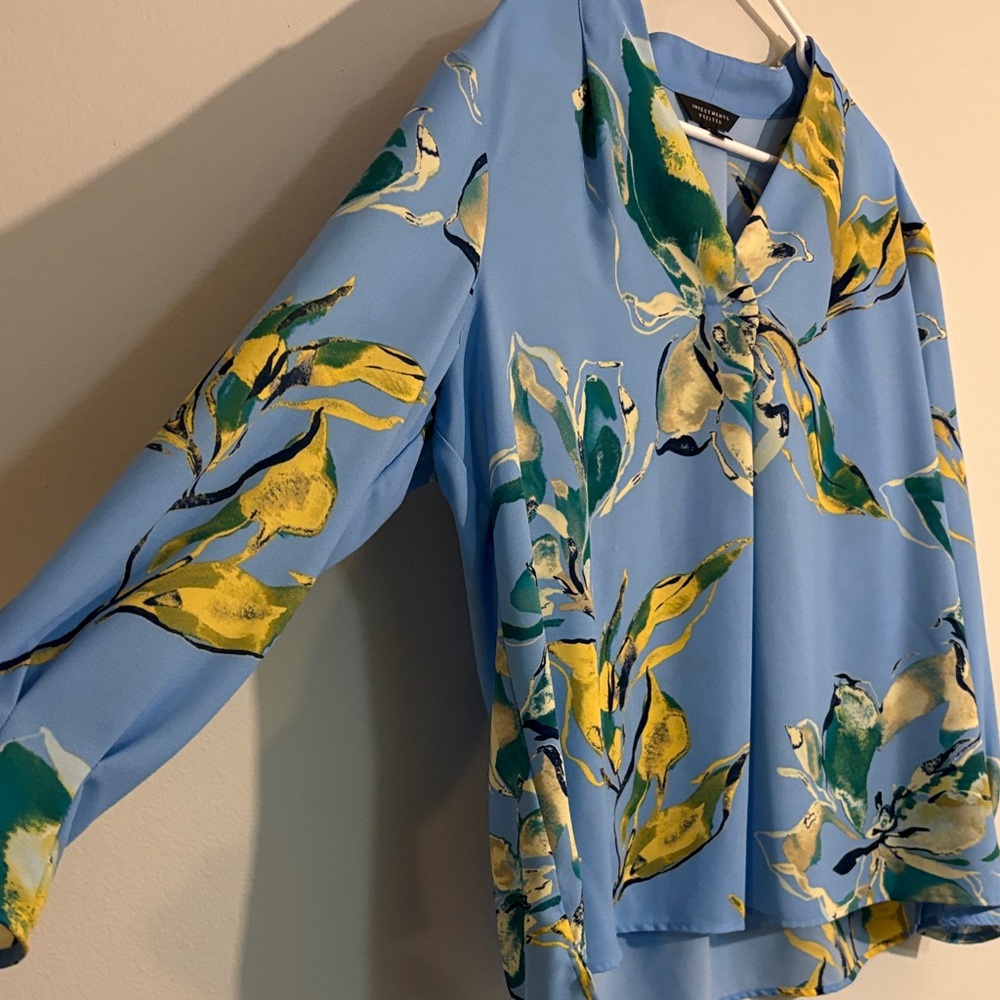 Investments parties XL Blue and Yellow Floral Blouse v neck - Picture 4 of 6